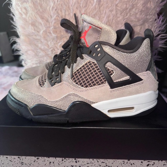 Authentic Air Jordan 4 Retro GS ‘Taupe Haze’ size 6Y